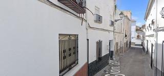 Casa adosada en Alcalá la Real. Se vende imnueble alquilado