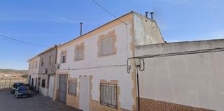 Casa adossada a Campo de Criptana. Se vende imnueble alquilado