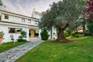 Xalet  Calle del valle de tobalina. Chalet en esquina con piscina, terrazas y sauna en las lomas, bo
