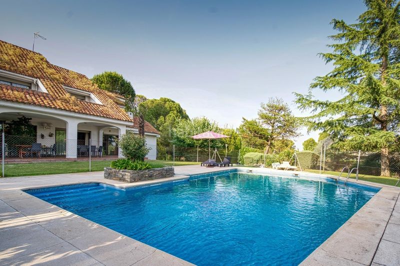 Foto 5a6c7ce6-40d3-47dd-a356-573e870e6796. Chalet con riscaldamento parcheggio piscina in Las Lomas Boadilla del Monte
