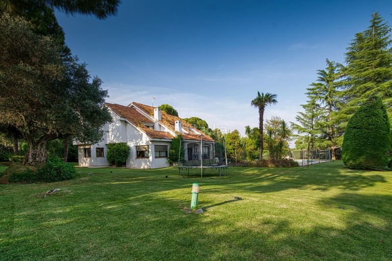 Foto 9ea8c604-0687-45b0-80c0-6ffd8c7d7600. Chalet con riscaldamento parcheggio piscina in Las Lomas Boadilla del Monte
