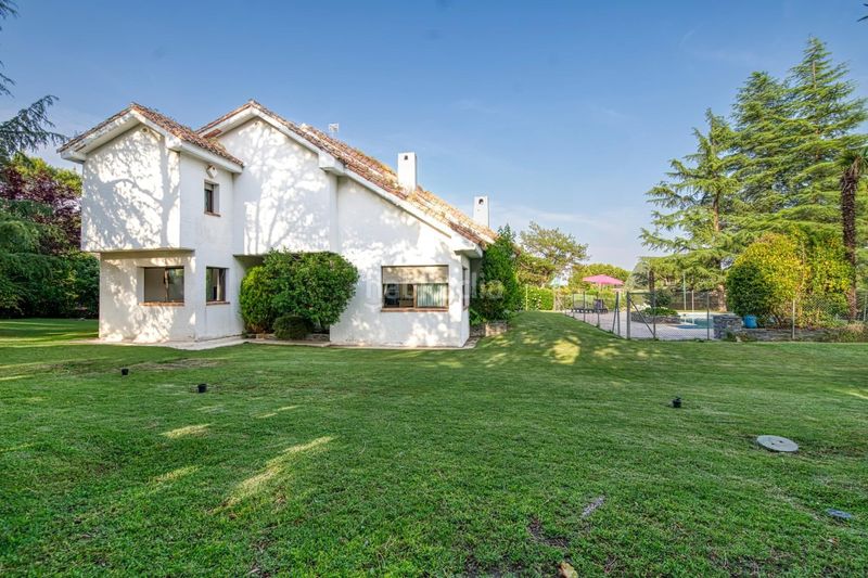 Foto bacf1184-7e71-4776-acf3-472c2a47ff25. Chalet con riscaldamento parcheggio piscina in Las Lomas Boadilla del Monte