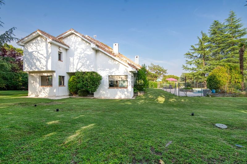 Foto 12e7a15e-8f04-44bd-bdfe-00414a40aae6. Chalet  independiente en esquina en Las Lomas con vistas despejadas, gran parcela y máximo potencial en Boadilla del Monte