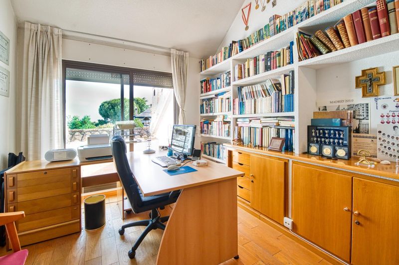 Foto 2f330e07-e013-4aab-84ee-b109f956c496. Chalet  independiente en esquina en Las Lomas con vistas despejadas, gran parcela y máximo potencial en Boadilla del Monte