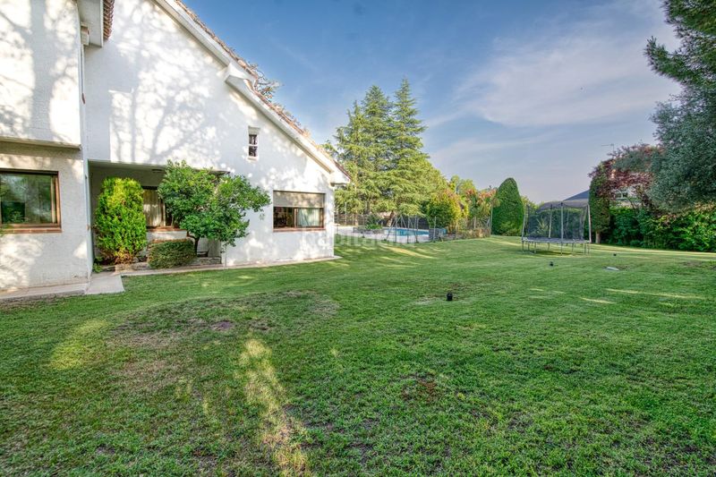 Foto 3615815c-5f66-4b13-a4fa-173827cfd3fa. Chalet  independiente en esquina en Las Lomas con vistas despejadas, gran parcela y máximo potencial en Boadilla del Monte