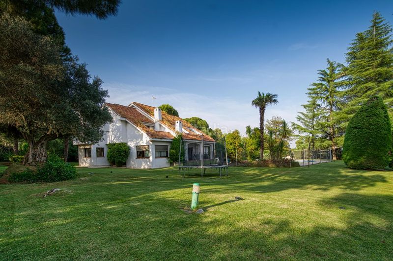 Foto d19a8586-3db4-4d1d-b2cc-32c95fc7495d. Chalet  independiente en esquina en Las Lomas con vistas despejadas, gran parcela y máximo potencial en Boadilla del Monte