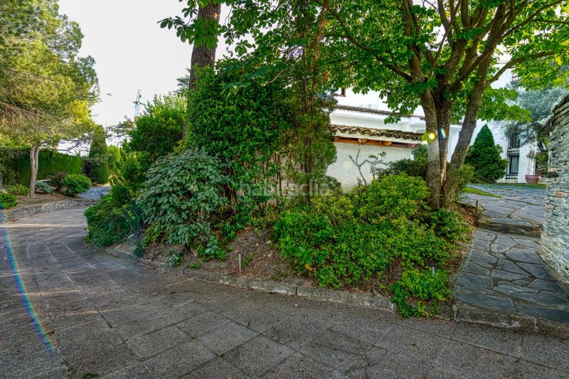 Foto e3934fb5-bca9-4ac0-90e2-cb418466f794. Chalet  independiente en esquina en Las Lomas con vistas despejadas, gran parcela y máximo potencial en Boadilla del Monte