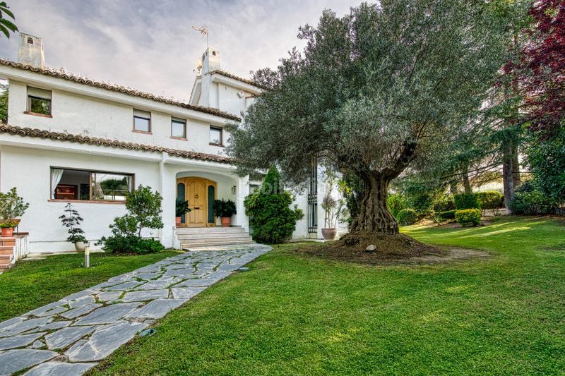 Foto f27197fa-be62-4063-af46-c4abd715195c. Chalet  independiente en esquina en Las Lomas con vistas despejadas, gran parcela y máximo potencial en Boadilla del Monte