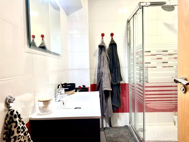 Foto b3e18bd0-7561-4f73-8f54-5287e0bd3794. Piso en calle cerda 3 piso de tres habitaciones completamente reformado en Alicante