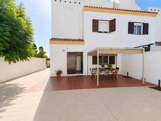 Casa aparellada a Monteolivete-Camino Sevilla. Descubre este fantástico tríplex pareado situado entre pino alto