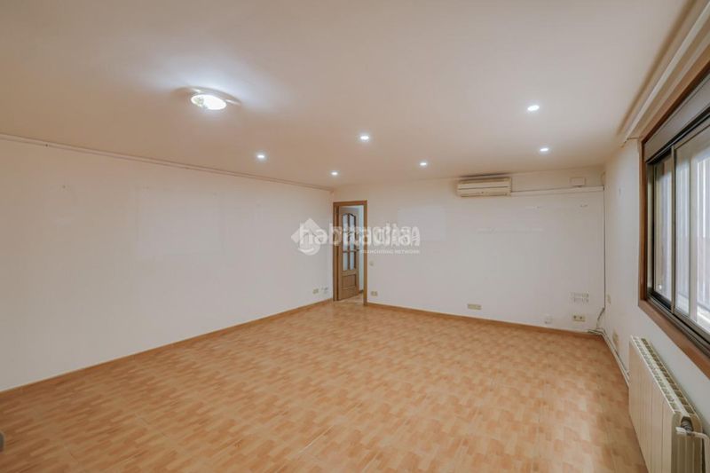 Foto 0db85eda-bb8d-4fee-8f28-b3419b6806b9. Casa aparellada a La Maurina Terrassa