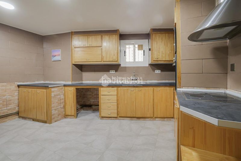 Foto f276ebf3-f58a-4ada-9007-f4c0b16f1040. Casa aparellada a La Maurina Terrassa