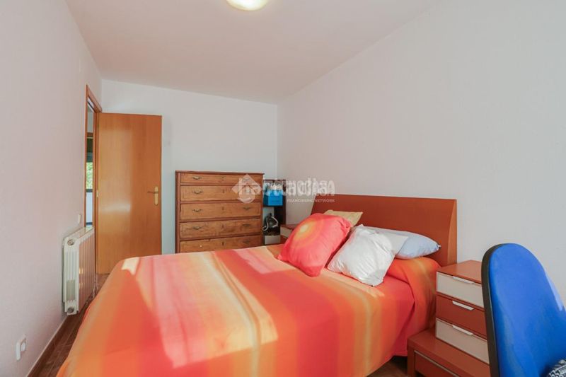 Foto 05c6eb91-3733-43f1-bdca-05a0988aafe5. Casa aparellada amb aparcament a Roc Blanc Terrassa