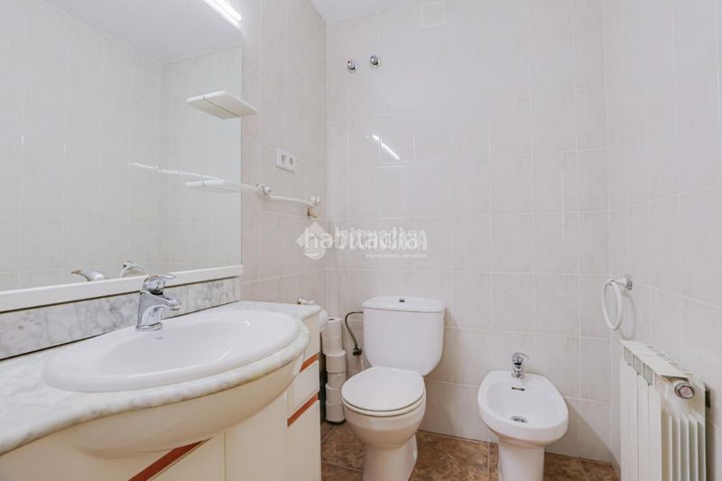Foto 39b5f7fc-1e11-4ab3-83c0-087aad8056e6. Casa aparellada amb aparcament a Roc Blanc Terrassa