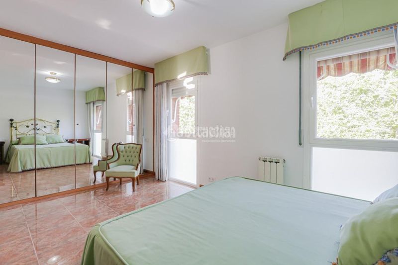 Foto 4496d4b9-d9e6-4d38-b34d-e1bd5d809071. Casa aparellada amb aparcament a Roc Blanc Terrassa