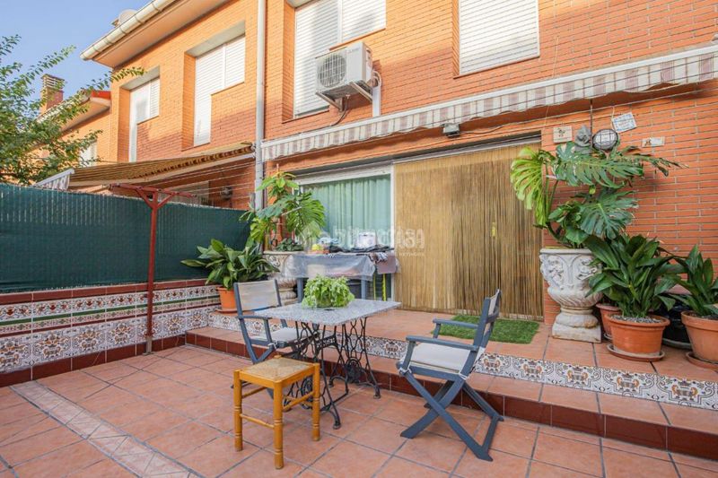 Foto 62974f8e-86b0-4a8d-ab65-110603ea9a1f. Casa aparellada amb aparcament a Roc Blanc Terrassa