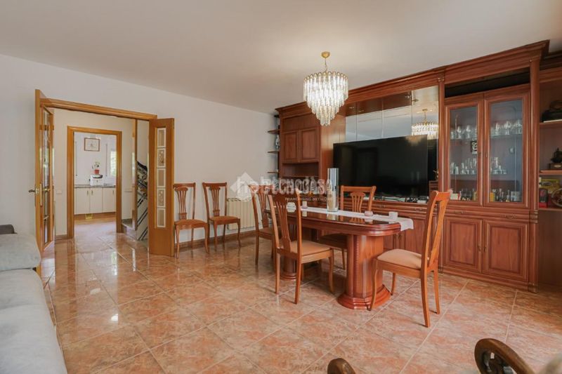 Foto 7e6a7acd-05a3-473f-9bd4-37a2de28f18d. Casa aparellada amb aparcament a Roc Blanc Terrassa