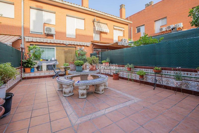 Foto 81c6cf31-6fe8-470d-90b3-b3c6afd85f76. Casa aparellada amb aparcament a Roc Blanc Terrassa