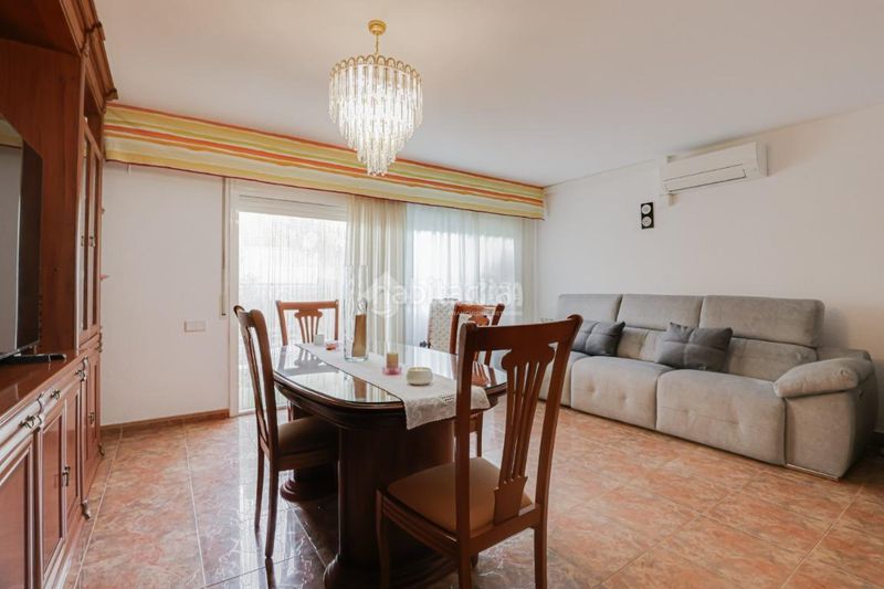 Foto a75afb2e-dafb-4499-93f3-58f0cc3e7fa8. Casa aparellada amb aparcament a Roc Blanc Terrassa