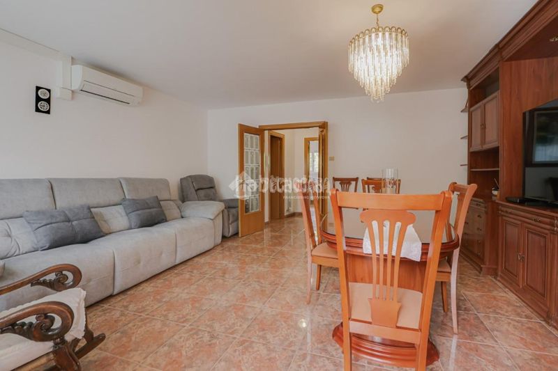 Foto ab50ec2f-f0a7-4a55-b0ba-1b95482d85a3. Casa aparellada amb aparcament a Roc Blanc Terrassa