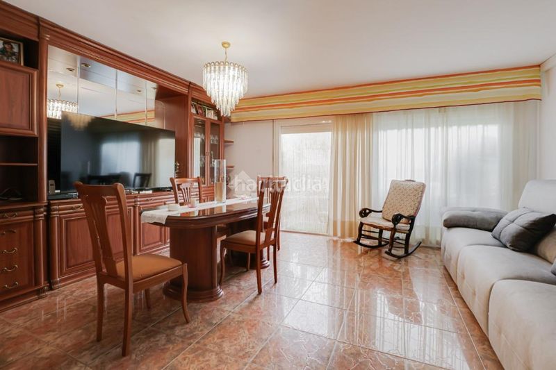 Foto b2302d46-b7d8-4e9a-b1d9-4aec7dcea542. Casa aparellada amb aparcament a Roc Blanc Terrassa