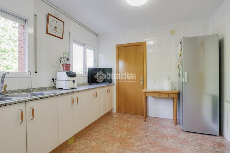 Foto db0e8495-210f-4909-bea1-62258b9f8bf5. Casa aparellada amb aparcament a Roc Blanc Terrassa