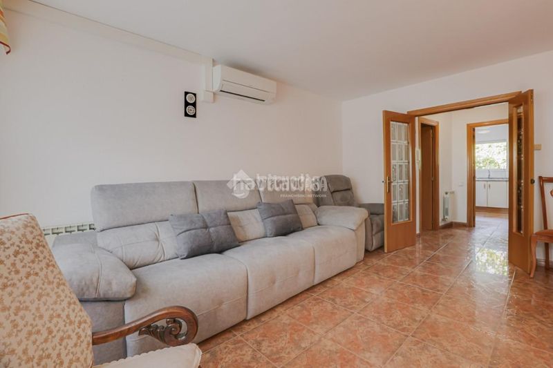 Foto fdc5e31f-58ce-452b-8d8c-afefdd454bc4. Casa aparellada amb aparcament a Roc Blanc Terrassa
