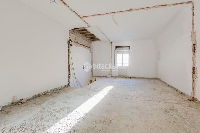 Foto 10d8af33-c454-4d75-ad51-6698d4d51584. Casa aparellada amb aparcament a La Maurina Terrassa