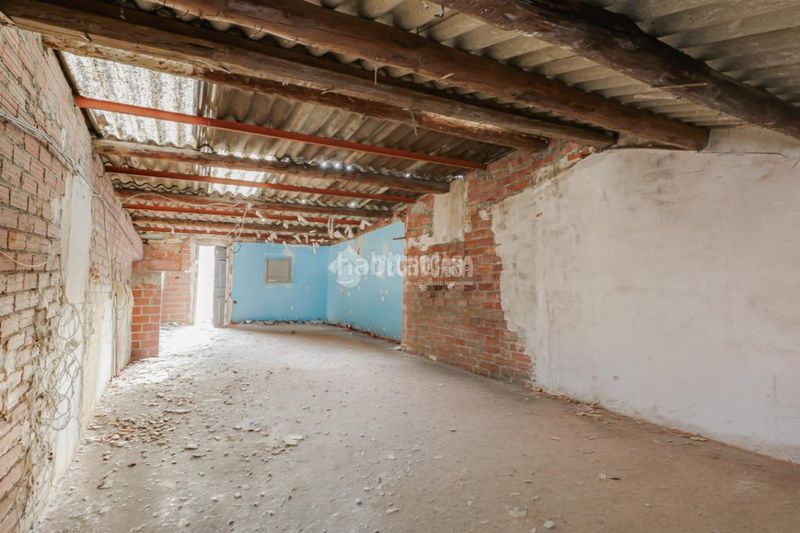 Foto 41809639-af72-47ff-ab3b-1a4344c5a2b5. Casa aparellada amb aparcament a La Maurina Terrassa