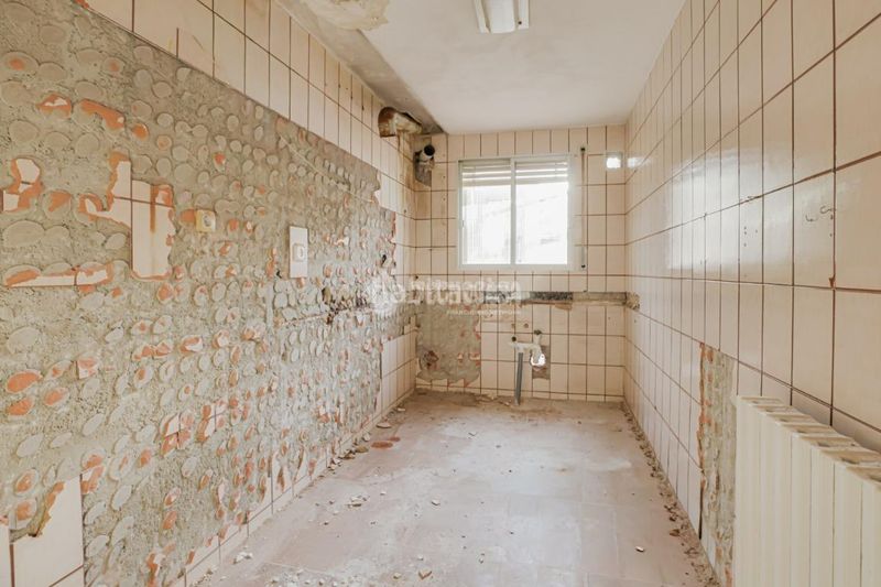 Foto 72c91313-aa1d-4297-9161-cb8bd80400c5. Casa aparellada amb aparcament a La Maurina Terrassa