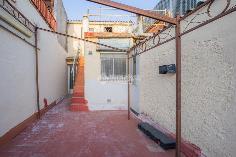 Foto 73bf53d3-6920-40c2-ba80-022ef4499c9a. Casa aparellada amb aparcament a La Maurina Terrassa