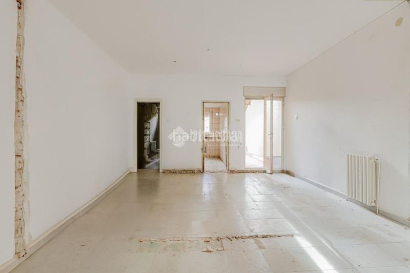 Foto b4bba610-5146-4ea7-9e77-d6a0f19eb2c0. Casa aparellada amb aparcament a La Maurina Terrassa
