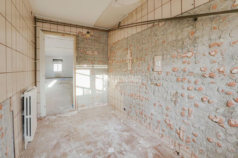 Foto c8a98757-cb2c-4ef1-87f6-c1e550a566a9. Casa aparellada amb aparcament a La Maurina Terrassa