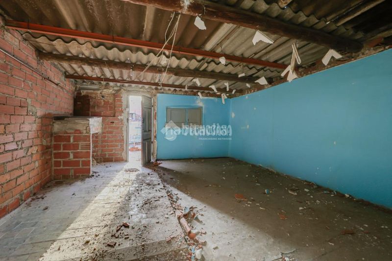 Foto ce3afe7a-78d9-499b-bba6-7944751c7a77. Casa aparellada amb aparcament a La Maurina Terrassa