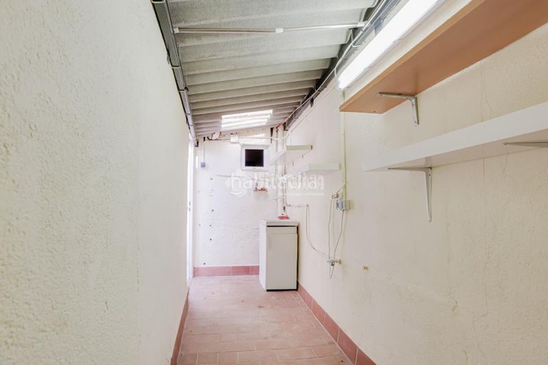 Foto d9fc0728-d7b4-4d0b-b1f4-7cd46fdd31dc. Casa aparellada amb aparcament a La Maurina Terrassa