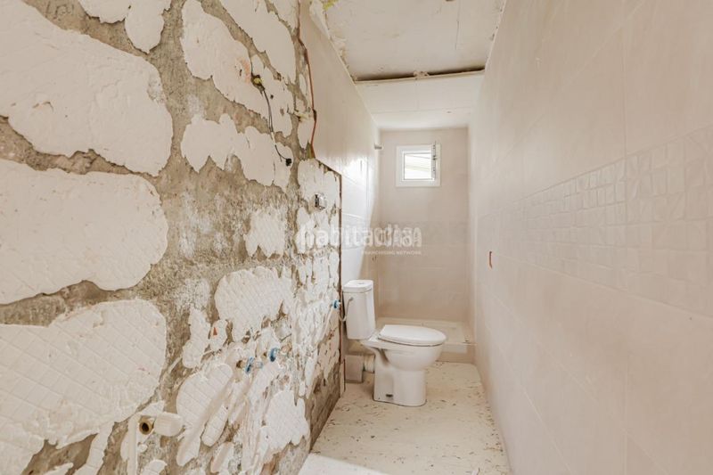 Foto dad7fe4d-29dd-46ec-acf2-3e064c154d5e. Casa aparellada amb aparcament a La Maurina Terrassa