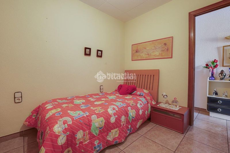 Foto 08b4b74e-2d17-464b-a02b-af912923e75a. Casa aparellada amb aparcament a Ca n'Aurell Terrassa