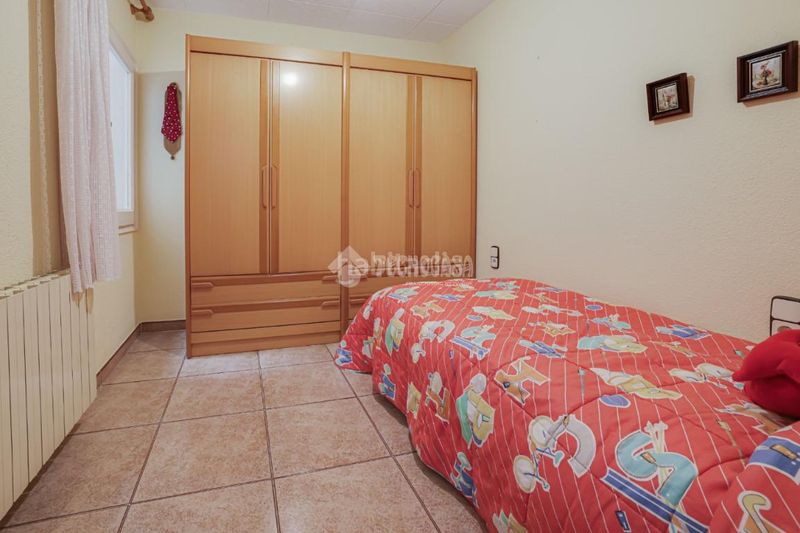 Foto 0a661afc-5437-41f6-9c0f-d19c16479f51. Casa aparellada amb aparcament a Ca n'Aurell Terrassa