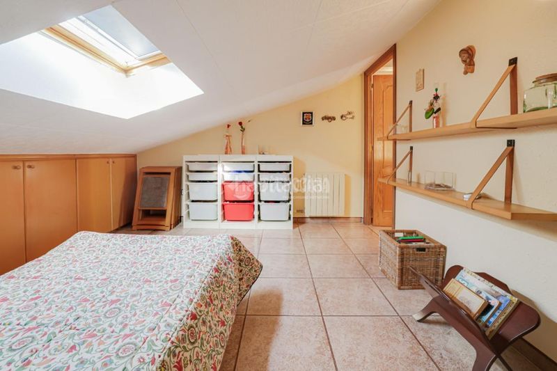Foto 1ca94343-1487-46d0-810f-8b3d791cec9a. Casa aparellada amb aparcament a Ca n'Aurell Terrassa