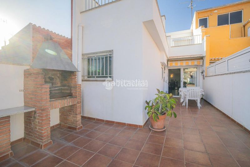 Foto 20e3582b-1514-4366-a017-3af5a54cb7de. Casa aparellada amb aparcament a Ca n'Aurell Terrassa