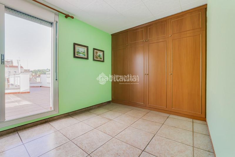 Foto 363b73d5-1a89-471e-a074-e1d0bb03e3b2. Casa aparellada amb aparcament a Ca n'Aurell Terrassa