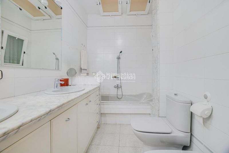 Foto 406c096c-29da-47b9-9c30-16881a7c112e. Casa aparellada amb aparcament a Ca n'Aurell Terrassa