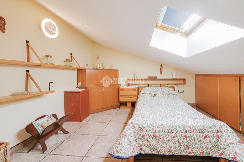 Foto 4a19056f-d6c0-45d7-9377-96764a2789e9. Casa aparellada amb aparcament a Ca n'Aurell Terrassa