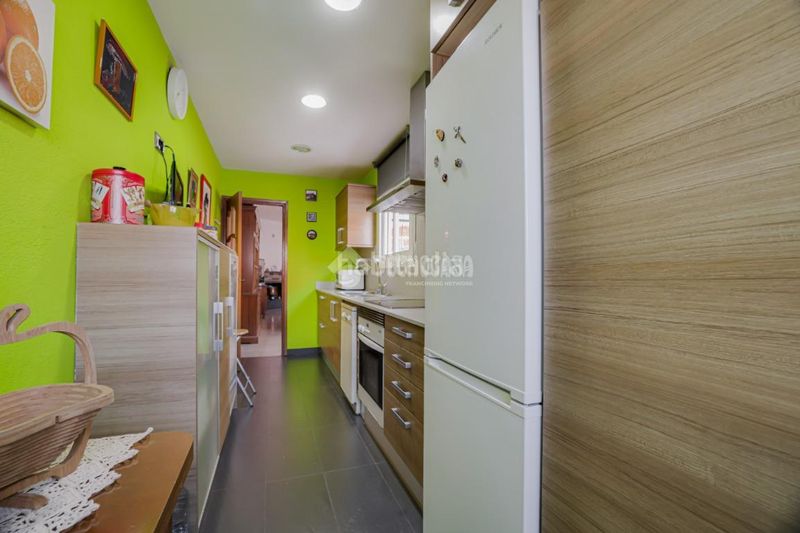 Foto 70318958-041d-4982-8812-822890987e10. Casa aparellada amb aparcament a Ca n'Aurell Terrassa
