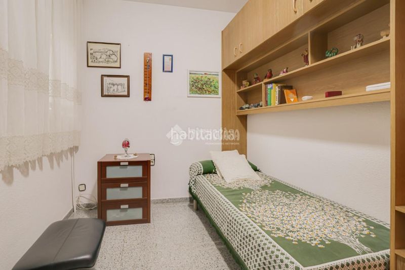 Foto 80a2097e-2d19-4c27-b5ab-604e8df10c29. Casa aparellada amb aparcament a Ca n'Aurell Terrassa