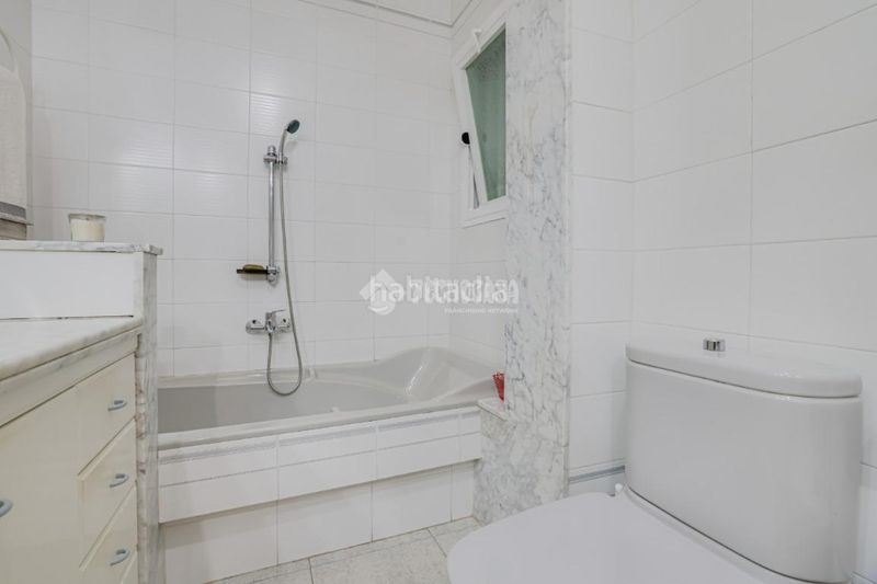 Foto 8c4276da-dbdd-40cc-8550-b730a724e750. Casa aparellada amb aparcament a Ca n'Aurell Terrassa