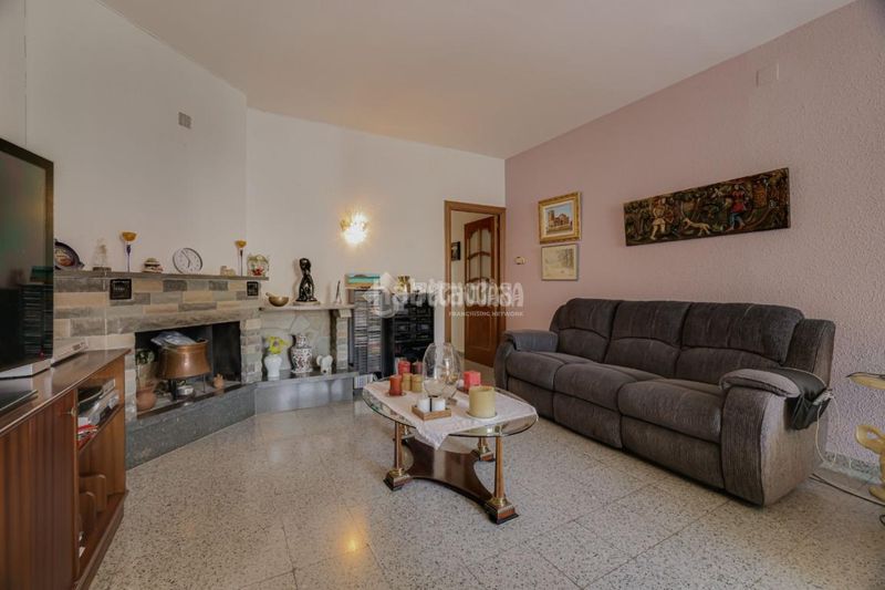 Foto 98ff5d3f-d20e-4925-8fb3-10e313b23767. Casa aparellada amb aparcament a Ca n'Aurell Terrassa