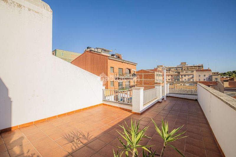 Foto 9b1d91d4-8609-45f8-83bb-7f23cd1e90e2. Casa aparellada amb aparcament a Ca n'Aurell Terrassa