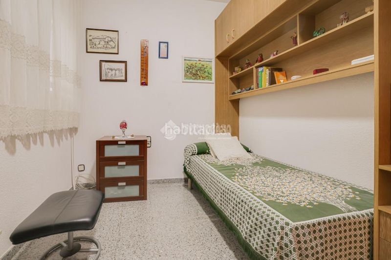 Foto 9f1d9784-876b-4360-a746-f9feb6a1ace8. Casa aparellada amb aparcament a Ca n'Aurell Terrassa