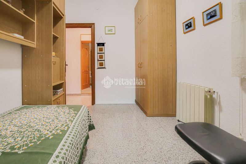 Foto bd0e7869-29fc-439f-974c-b25b9a088d19. Casa aparellada amb aparcament a Ca n'Aurell Terrassa